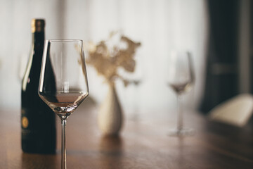 Weinglas mit Weinflasche