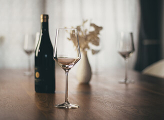 Weinglas mit Weinflasche