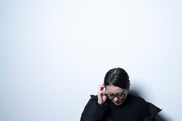 メガネをかけたクールな女性