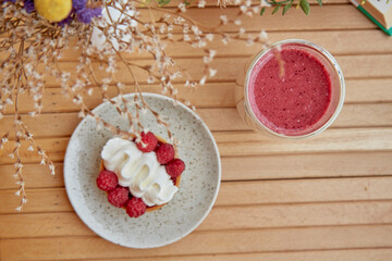 Obraz na płótnie Canvas Aesthetic healthy autumn lunch - pink strawberry smoothie and french tart on the wooden table