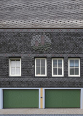 Schieferhaus mit Garagen