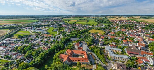Fototapeta premium Mering im schwäbischen Paartal - Panorama-Ausblick über das Meringer Schloss nach St. Afra