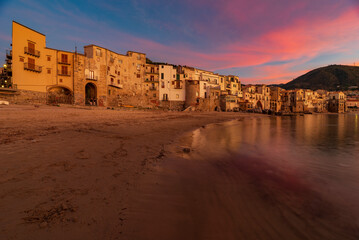 Il pittoresco borgo marinaro di Cefalù al crepuscolo, Sicilia