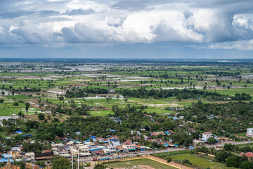 Obraz premium Vue panoramique sur la campagne environnante Phnom Sampov
