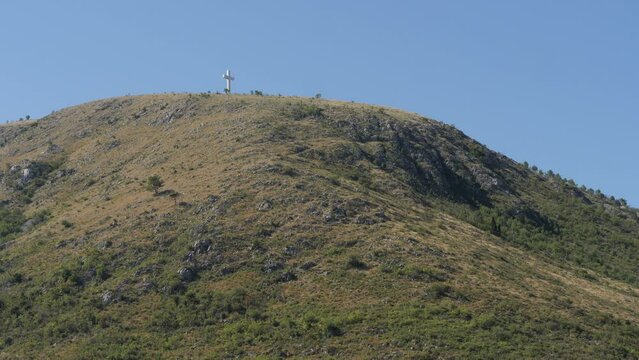 the mountain Hum above the city of Mostar is round about 436 Meter NN with his 33 Meter cross - der Berg Hum mit seinem Kreuz &uuml;ber der Stadt Mostar ist ein HIghlight und rund 430 Meter &uuml;ber NN.