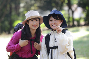 登山をする女性