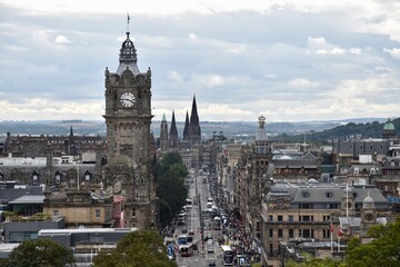 Obraz premium Aerial view of Edinburgh city centre with buildings and landmarks. 