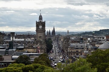Obraz premium Aerial view of Edinburgh city centre with buildings and landmarks. 
