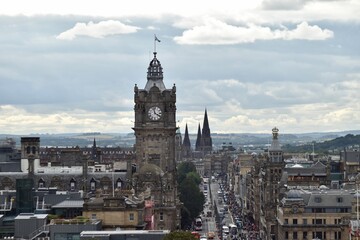 Naklejka premium Aerial view of Edinburgh city centre with buildings and landmarks. 