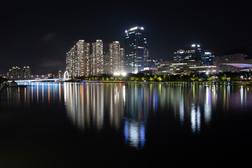 Naklejka premium city skyline at night