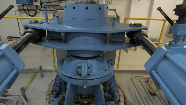 Steering gear of ship rolling in storm