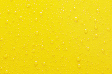 黄色背景の水滴の3Dイラスト