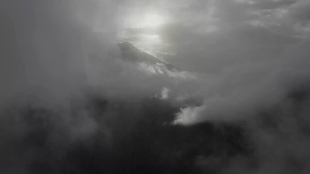 Sol apareciendo entre las nubes de una tempestad de un atardecer nublado