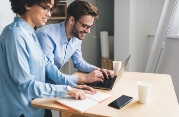 Obraz premium Millenial business man and woman working in office