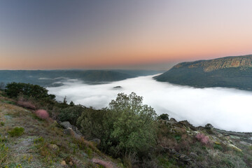Obraz premium amanece en los arribes del Duero