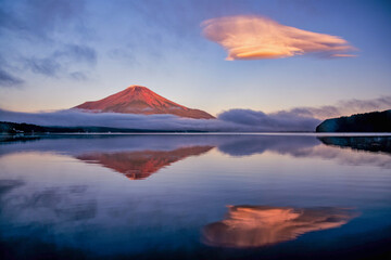 山中湖から赤富士と吊るし雲