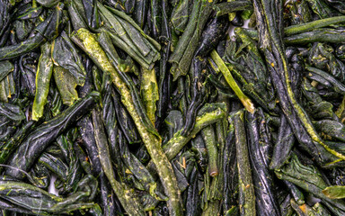 Feuilles de thé vert Gyokuro originaire du Japon - texture vu du dessus en haute définition -...