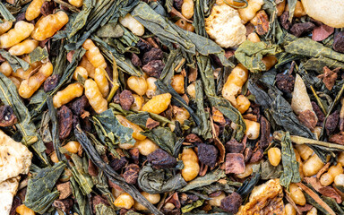 Feuilles de thé vert Genmaicha originaire du Japon avec des grains de riz grillés - texture vu du dessus en haute définition - macro photographie