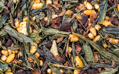 Feuilles de thé vert Genmaicha originaire du Japon avec des grains de riz grillés - texture vu du dessus en haute définition - macro photographie