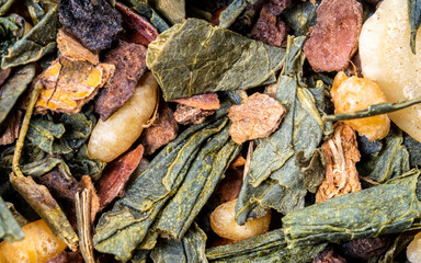 Feuilles de thé vert Genmaicha originaire du Japon avec des grains de riz grillés - texture vu du dessus en haute définition - macro photographie