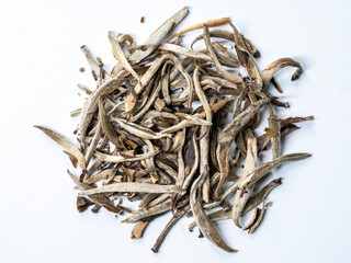 Petit tas de thé blanc originaire du Japon avec des grains de riz grillés sur fond blanc - texture vu du dessus en haute définition - macro photographie