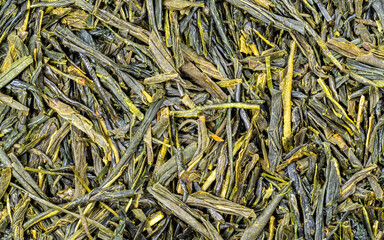 Feuilles séchées de thé vert Sencha originaire du Japon - texture vu du dessus en haute...