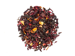 Tas de feuilles de thé noir avec des morceaux de fruits rouges séchés - texture vu du dessus en haute définition - macro photographie