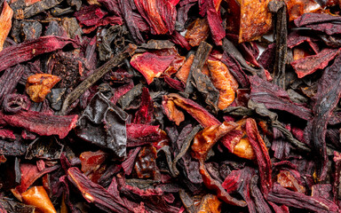 Feuilles de thé noir avec des morceaux de fruits rouges séchés - texture vu du dessus en haute...