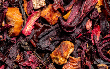 Feuilles de thé noir avec des morceaux de fruits rouges séchés - texture vu du dessus en haute définition - macro photographie