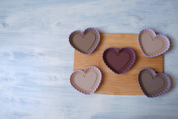 Postre de gelatina en forma de corazón sobre una tabla de madera  en un fondo de madera blanca