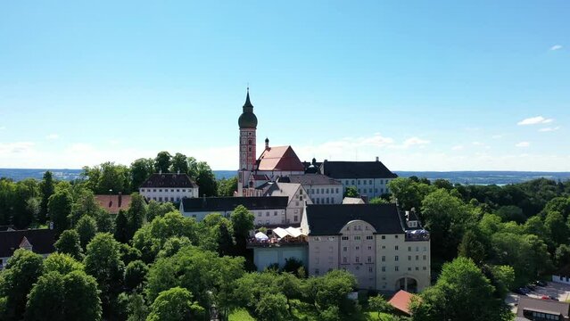 Drohnenvideo vom Kloster Andechs mit Blick auf den Ammersee im Hintergrund. Andechs, Starnberg, Oberbayern, Bayern, Deutschland.