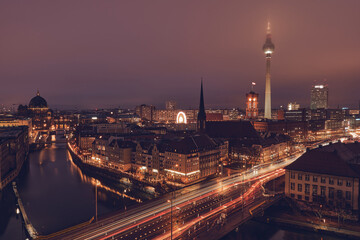 Skyline von Berlin bei Nacht mit dem Fernsehturm als Hauptmotiv