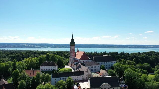 Drohnenvideo vom Kloster Andechs mit Blick auf den Ammersee im Hintergrund. Andechs, Starnberg, Oberbayern, Bayern, Deutschland.