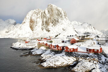 Traditionelle Holzhäuser auf den Lofoten (Hamnøy, Norwegen)