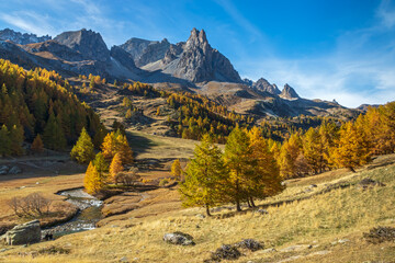 La main de Crépin , Paysage de la vallée de la Clarée à l' automne , Hautes-Alpes , France 