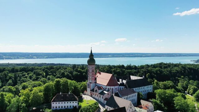 Drohnenvideo vom Kloster Andechs mit Blick auf den Ammersee im Hintergrund. Andechs, Starnberg, Oberbayern, Bayern, Deutschland.