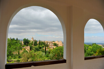 La Alhambra de Granada desde el mirador del Palacio del Generalife, Andalucía, España. Patrimonio de la Humanidad por la Unesco