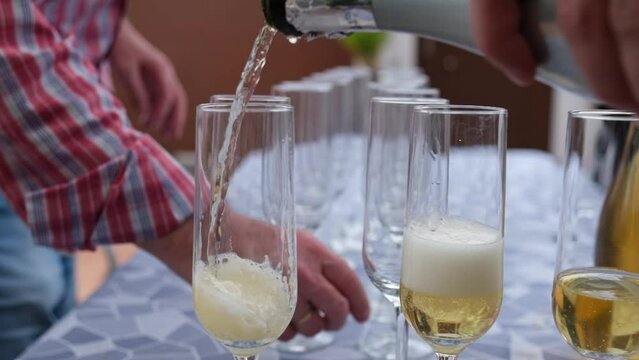 Sirviendo champan en una fiesta o celebracion