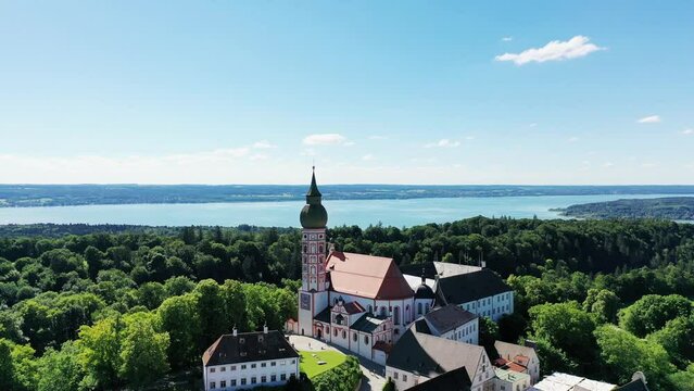 Drohnenvideo vom Kloster Andechs mit Blick auf den Ammersee im Hintergrund. Andechs, Starnberg, Oberbayern, Bayern, Deutschland.
