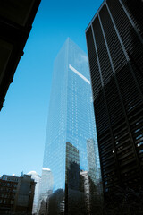 Grattacieli business lavoro specchiati nel cielo blu di New York