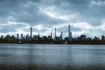Vista della città di NY dal lago di Central Park