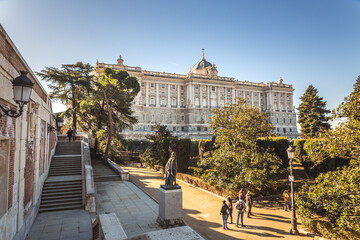 Fototapeta premium Paseo por el Madrid urbano