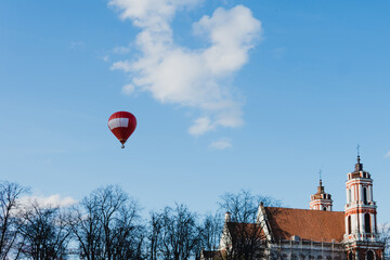 Fototapeta na wymiar air balloon in the city landscape