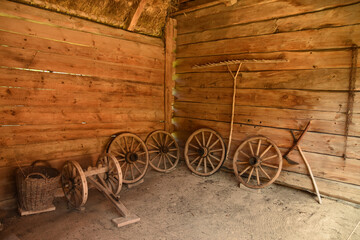 stare koła do wozu, chata drewniana wewnątrz, koła od wozu, skansen, polska, lubelskie, Lublin,...