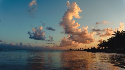 Fotografia de paisaje de una puesta de sol en el mar caribe de Mahahual