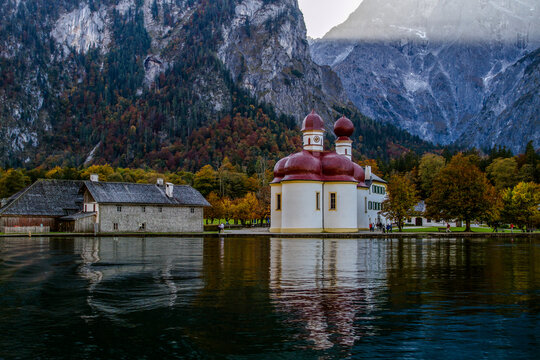 Lake Knigsee, Bavaria. Berchtesgaden National Park. The cleanest lake in Germany is Knigssee. Catholic pilgrimage chapel of St. Bartholomew. In summer you can swim and sunbathe on the Knigssee, and in