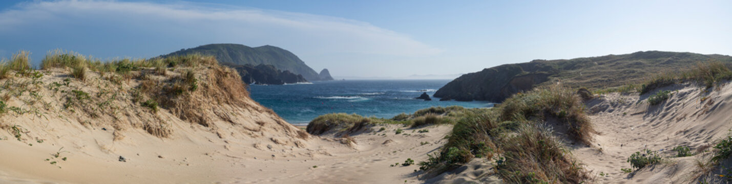 Vistas panorámicas de las dunas de la Playa da Cristina en La Coruña, España, en verano de 2021.