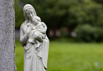 Obraz premium Statue de marbre de Marie et jésus, couleur, été, gazon vert, jour, horizontal