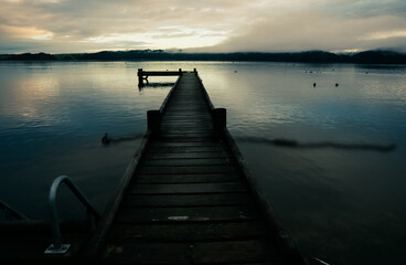 Obraz premium Pier on Lake Taupo on calm morning at sunrise