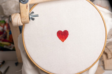 corazón bordado en cuadrillé, recién terminado con hilos rojos DMC, montado en bastidor de...